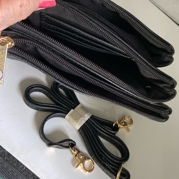 Michael Kors wristlet NWOT 3 zippered sections long shoulder strap included - Picture 4 of 12